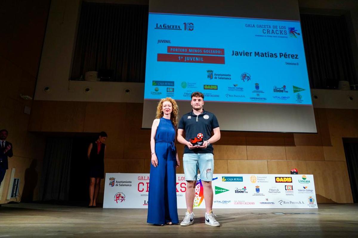 PORTERO MENOS GOLEADO PRIMERA JUVENIL. Javier Matías, del Unionistas B, recibe el trofeo de manos de la primera Teniente de Alcalde del Ayuntamiento de Salamanca, Ana Suárez.