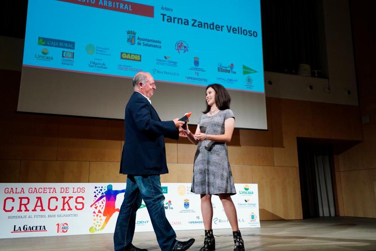 Francisco Gómez entrega el premio al gesto arbitral a Tarna Zander Velloso