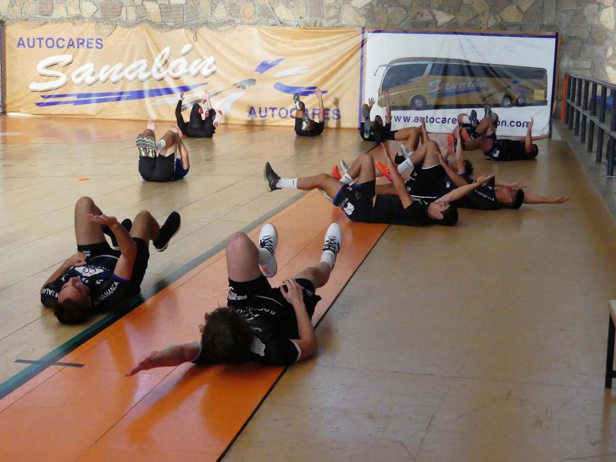 Primeros ejercicios de pretemporada para el BM Salamanca en el pabellón Río Tormes.