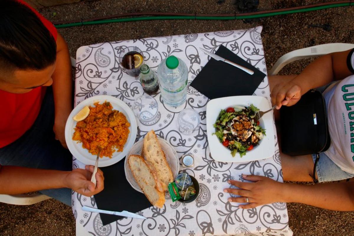 Dos personas comiendo en Salamanca.