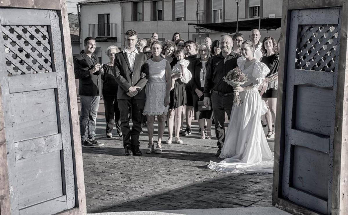 CONCURSO ‘Así somos en mi pueblo’: una boda ‘como las de antes’ recorre las calles de El Sahugo