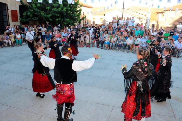 Las danzas marcan el ritmo a San Agustín en Santibáñez de la Sierra