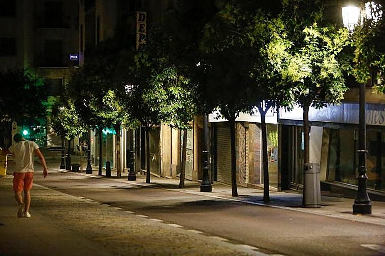 Locales comerciales sin luz en los escaparates en una calle de la ciudad.