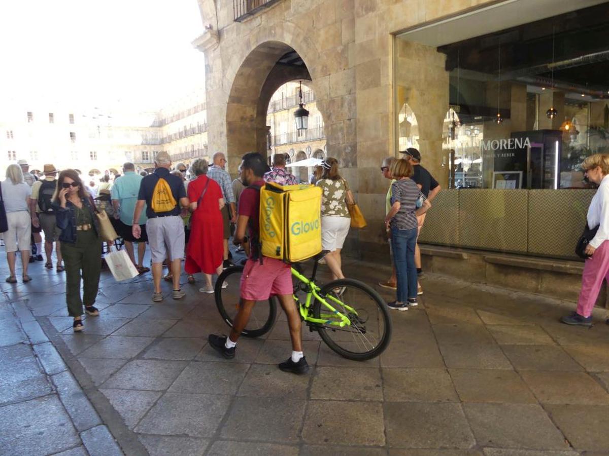 Un repartidor de una de estas plataformas entrando ayer a la Plaza Mayor.