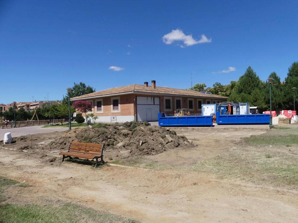 Obras para renovar el parque botánico de Huerta Otea, junto al edificio que alberga el aula ambiental