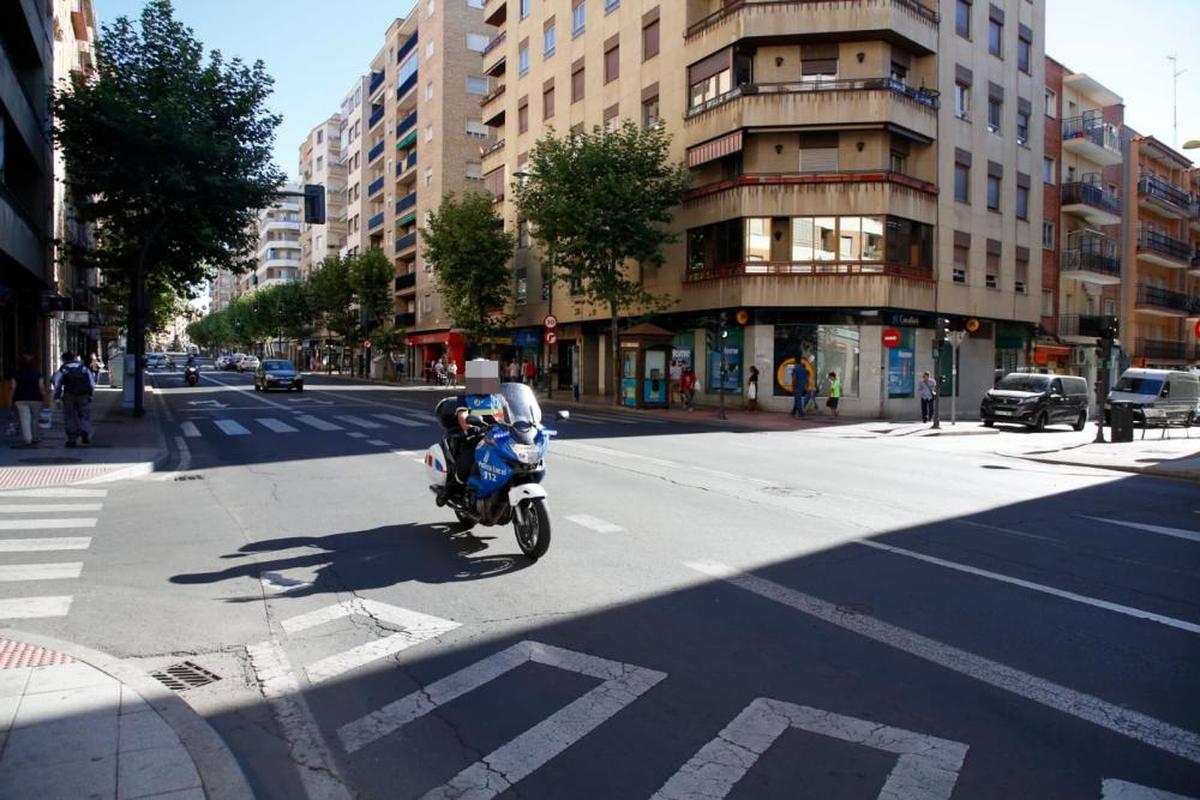 Un motorista de la Policía Local en el lugar del suceso