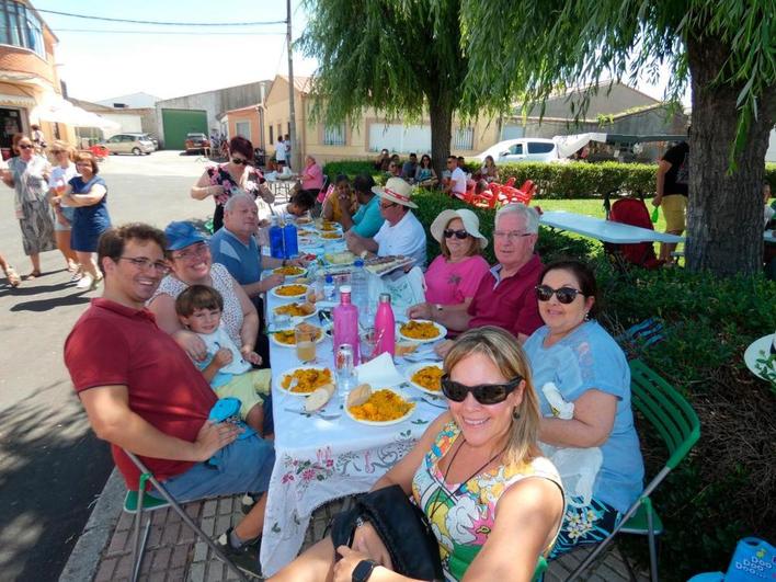 Comida vecinal en Villar de Gallimazo con motivo de las fiestas.