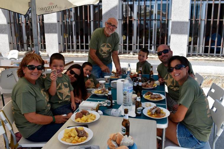 Vecinos disfrutando del plato popular.