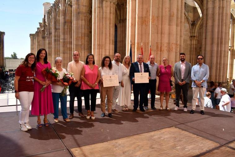 Miembros de la Corporación municipal junto a Mario Vercher y los familiares de Eladio Briñón