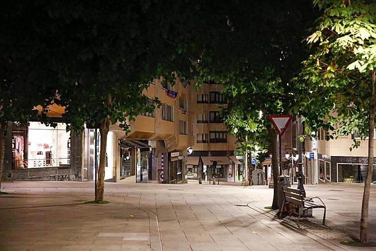 Escaparates apagados y otros con luces interiores encendidas