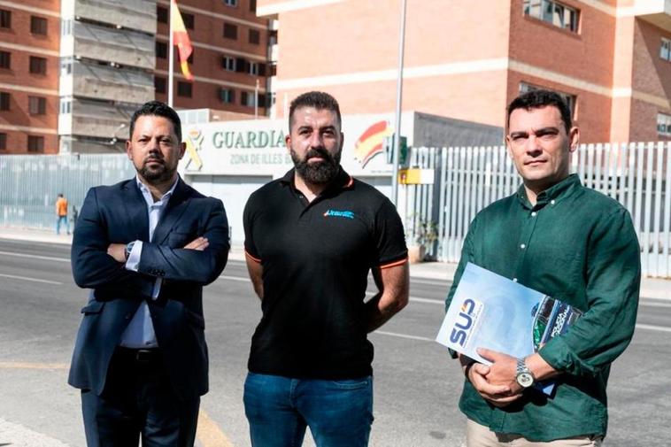 El abogado Eduardo Luna junto a los representantes de UniónGC y SUP, frente a la Comandancia de la Guardia Civil en Palma.