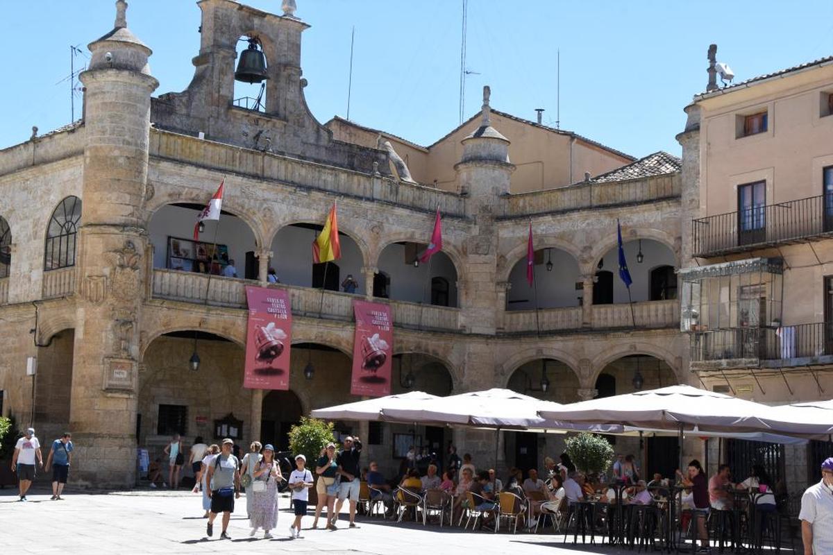 Ambiente de pre Feria de Teatro de Castilla y León ayer en la Plaza Mayor de Ciudad Rodrigo.