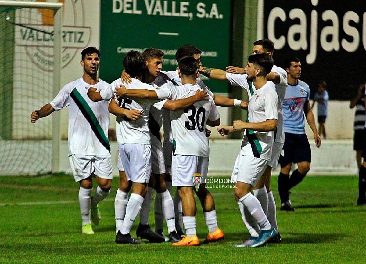 Jugadores del Córdoba celebrando un gol en su amistoso contra el CD Pozoblanco.