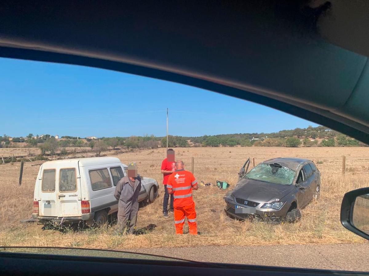 Los vehículos accidentados fuera de la calzada.