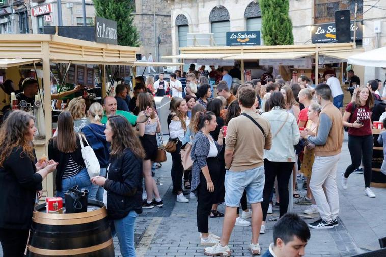 Público en la zona de casetas de la plaza del Mercado en la edición del año 2019, antes de la pandemia