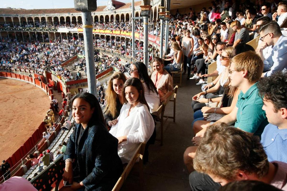 Jóvenes durante una corrida de toros en la Glorieta