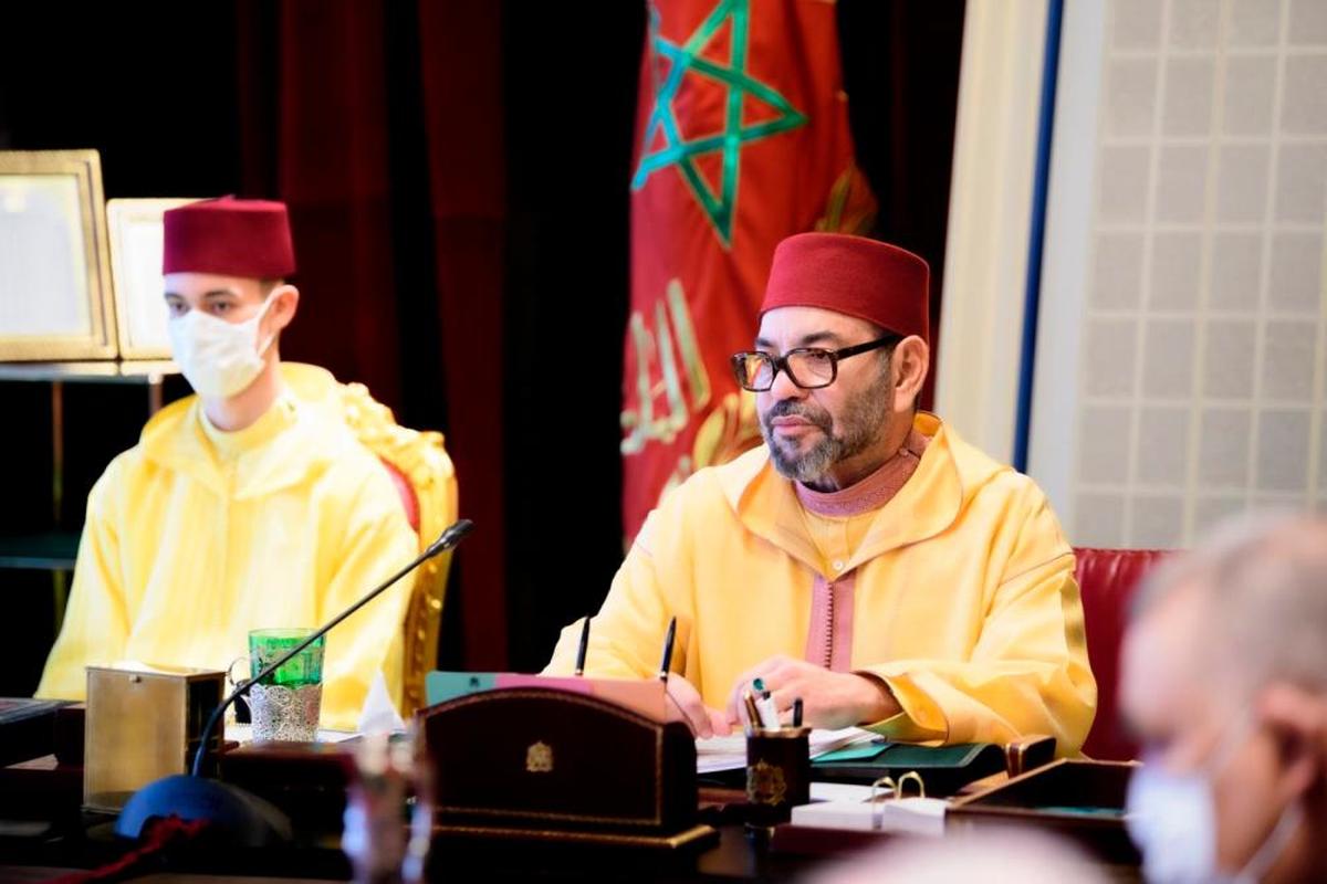 Mohamed Vi junto a su hijo, Mulay Hasán, durante una comparecencia.