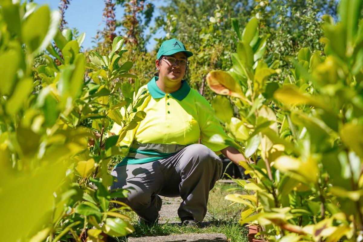 Sonia González, entre las plantas del vivero de El Arca donde trabaja a diario.