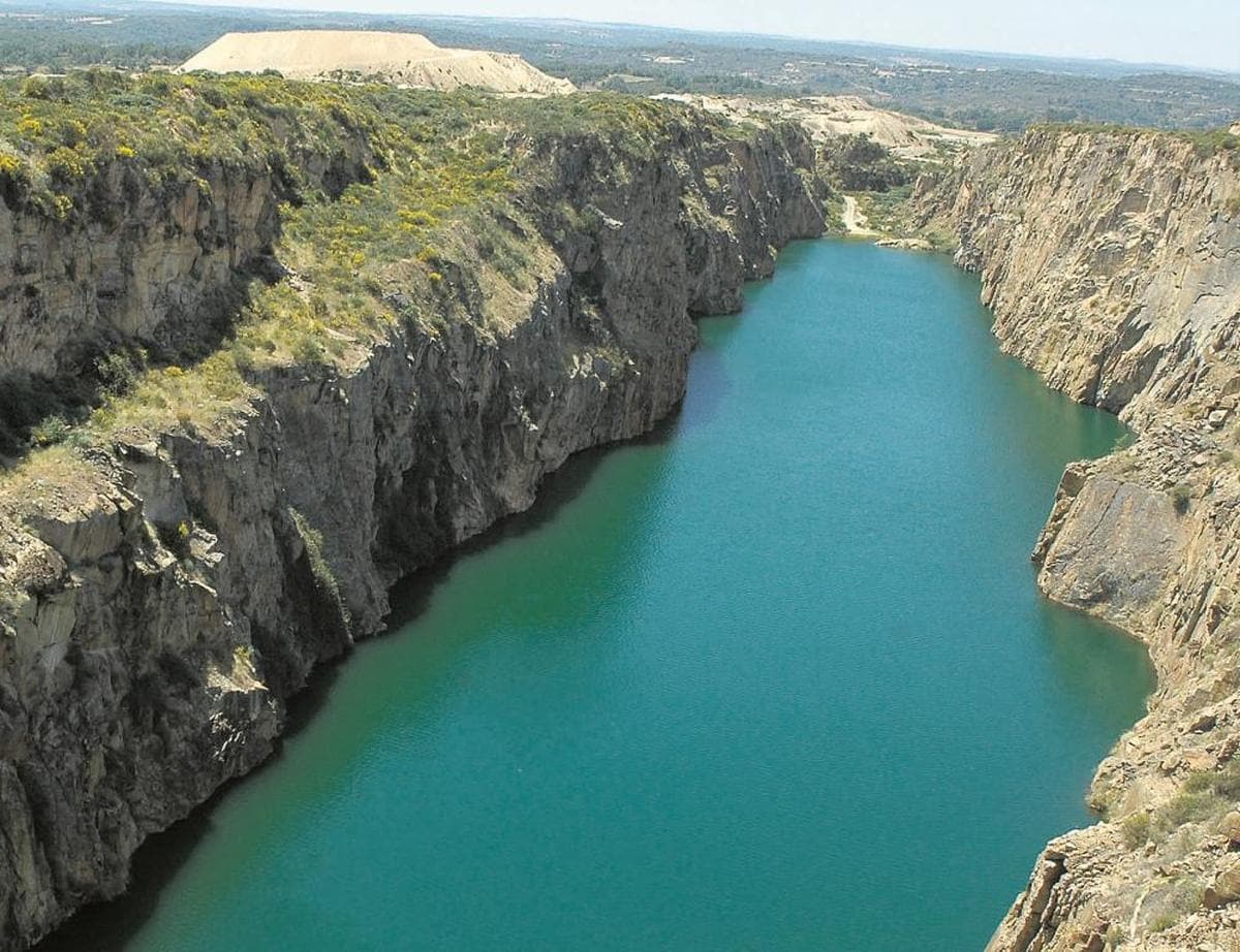 Laguna artificial que dejó la mina cerrada en 1982. | ARCHIVO