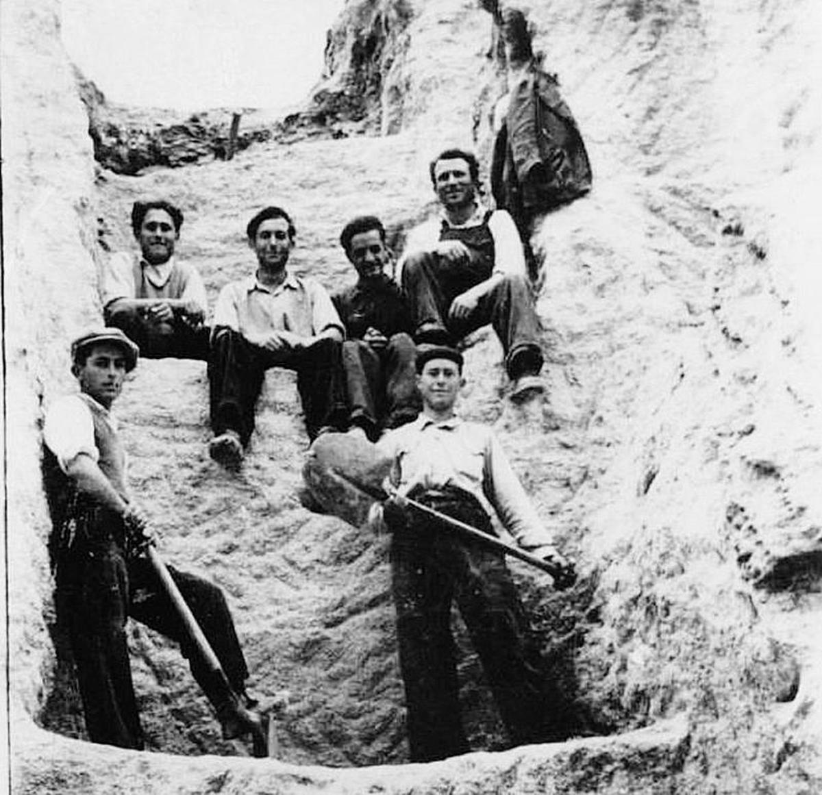 Un grupo de operarios posa en una mina de Barruecopardo a mediados del siglo XX.