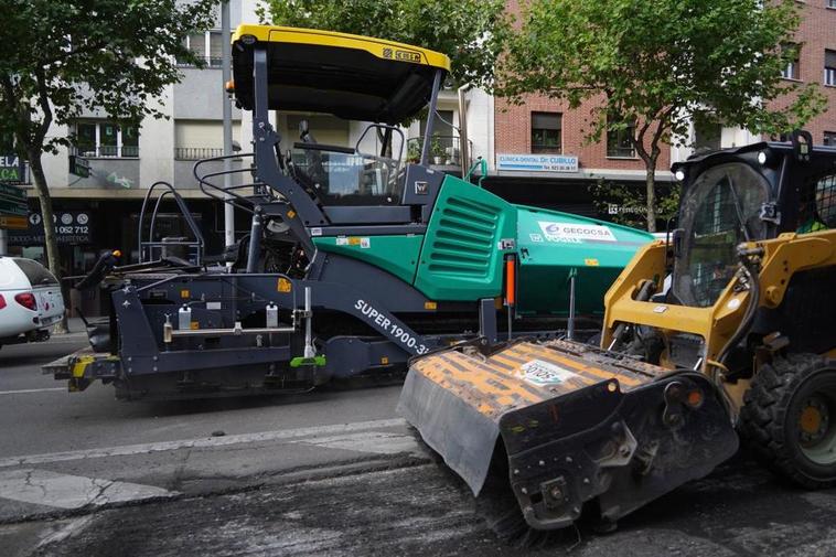 Trabajos de refuerzo del firme en la avenida de Mirat esta semana.