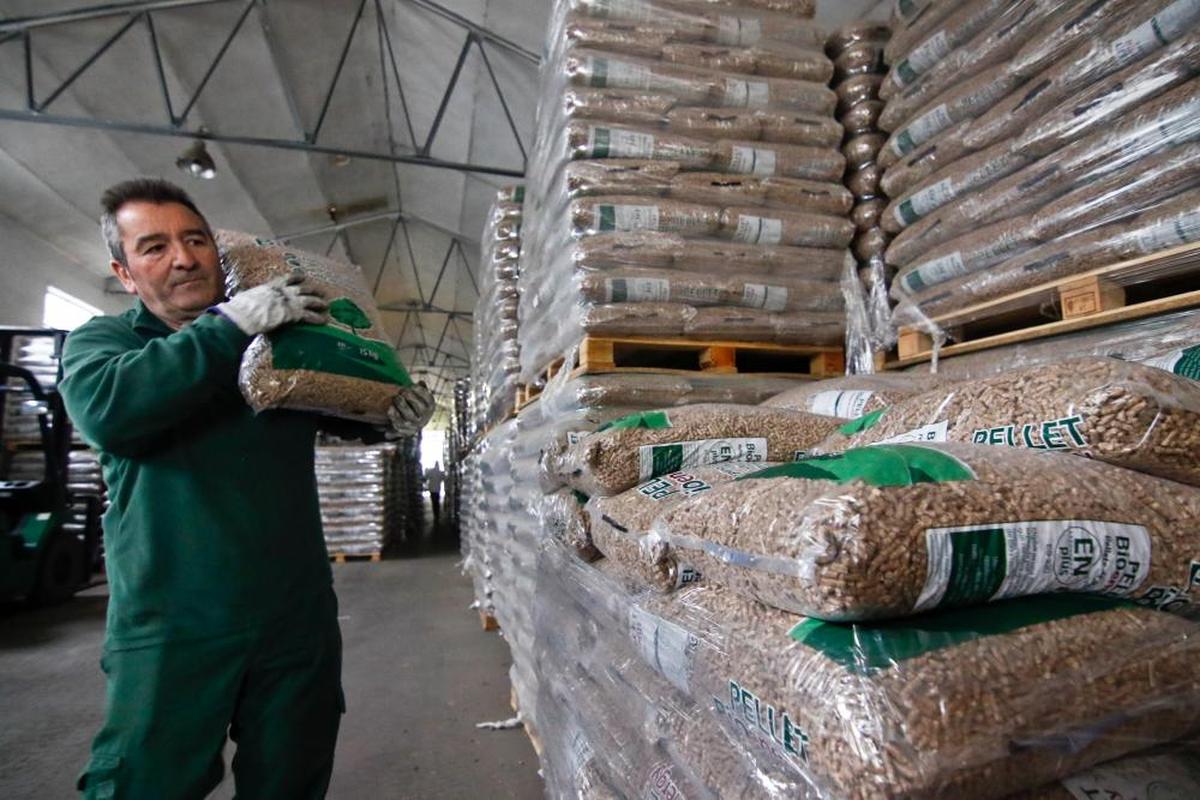 Un operario coloca sacos de pellet en un almacén de la provincia de Salamanca.