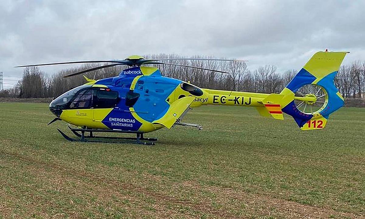 Un helicóptero de Sacyl trasladado al lugar.