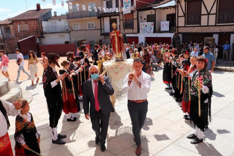 Danzas para honrar a San Agustín en Santibáñez de la Sierra