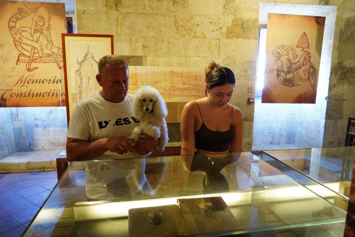 Matis Mihahita, ciudadano rumano, de visita junto a su familia y a su perra, Bella, en la Catedral.