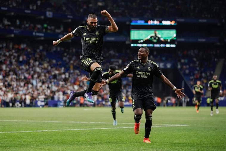 Benzema celebra uno de sus goles.