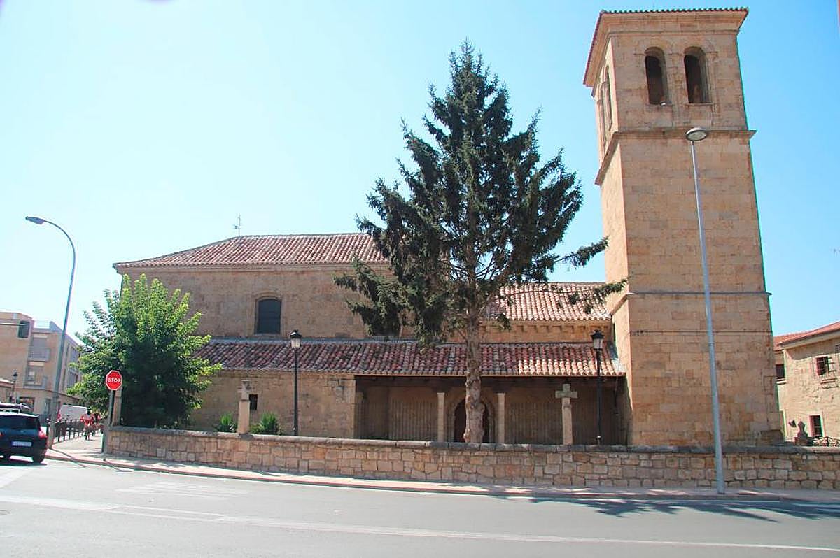 La nueva imagen de la parroquia de Villamayor, tras retirarse los andamios que se colocaron en enero