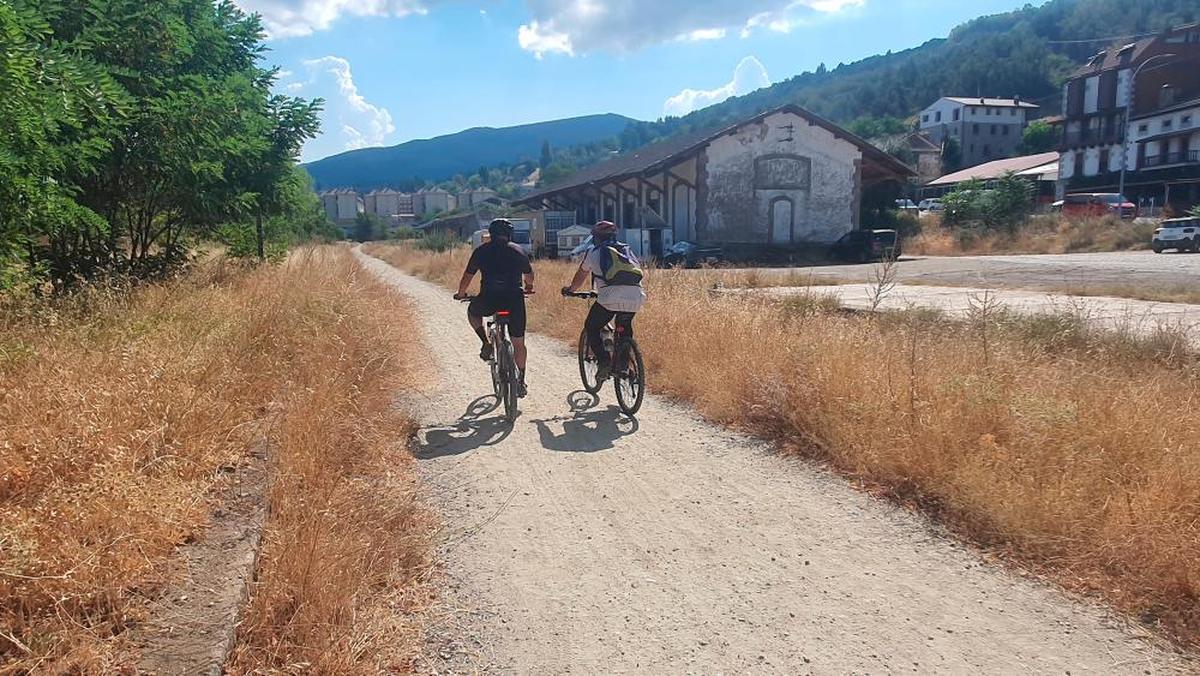 Maleza a ambos lados del Camino Natural a su paso por el entorno de la estación de tren de Béjar.