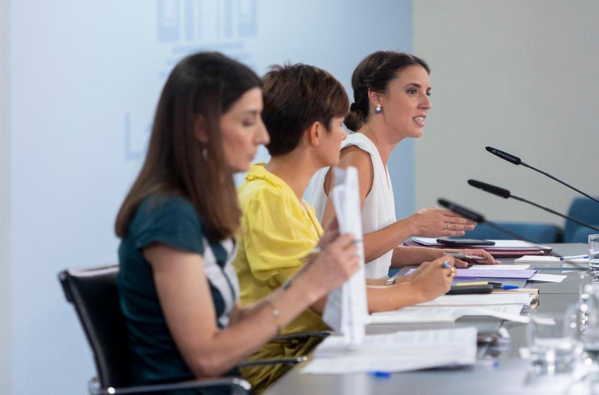 La ministra de Justicia, Pilar Llop; la ministra de Igualdad, Irene Montero y la ministra Portavoz, Isabel Rodríguez, en la rueda de prensa posterior a la reunión del Consejo de Ministros.