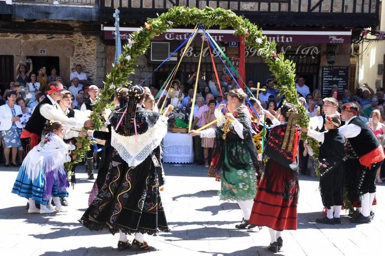 El grupo de danzas ofreció al Santo Patrón, San Ramón Nonato, una muestra de los bailes más tradicionales, entre ellos el del Ramo.