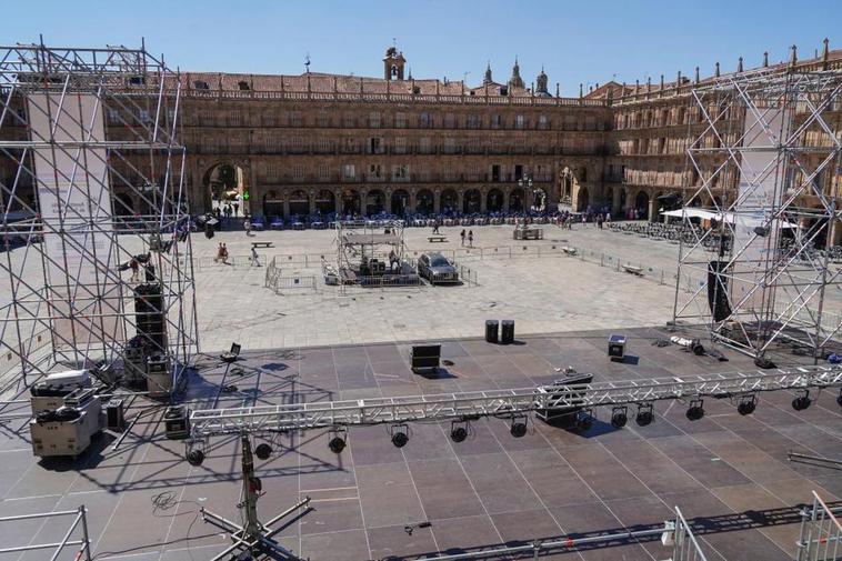 Escenario instalado en la Plaza Mayor, donde se celebrará el I Festival Internacional de Folclore y los conciertos de Ferias y Fiestas.