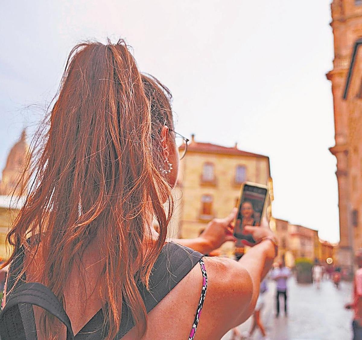 Una joven se realiza un selfi para compartirlo en sus redes sociales.