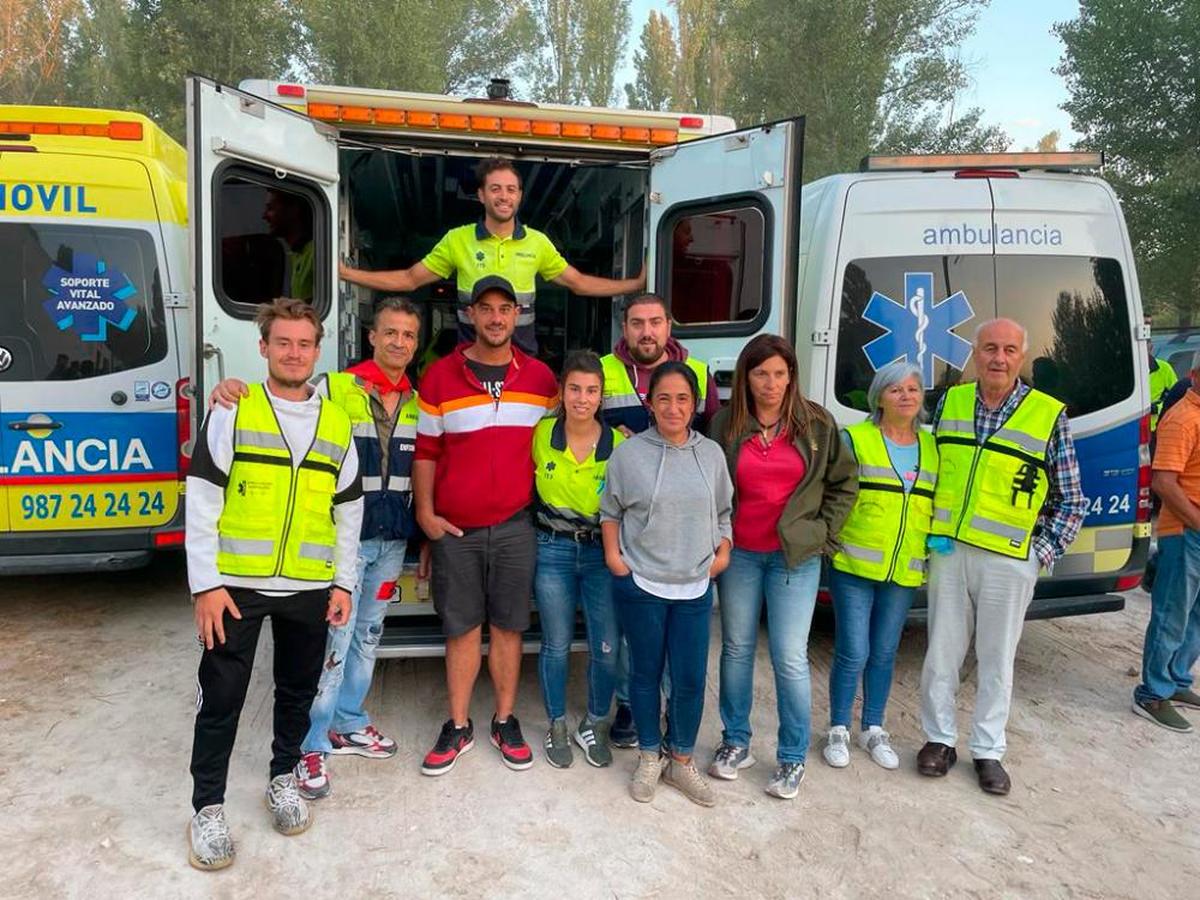 Marta Pérez, la cirujana que salvó a Diosleguarde, con sudadera gris en el centro de la imagen.