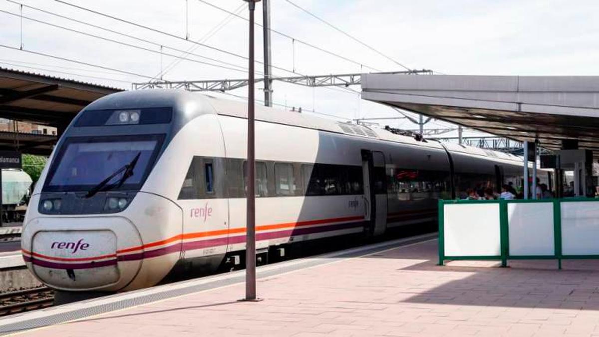 Tren parado en la estación de Salamanca.