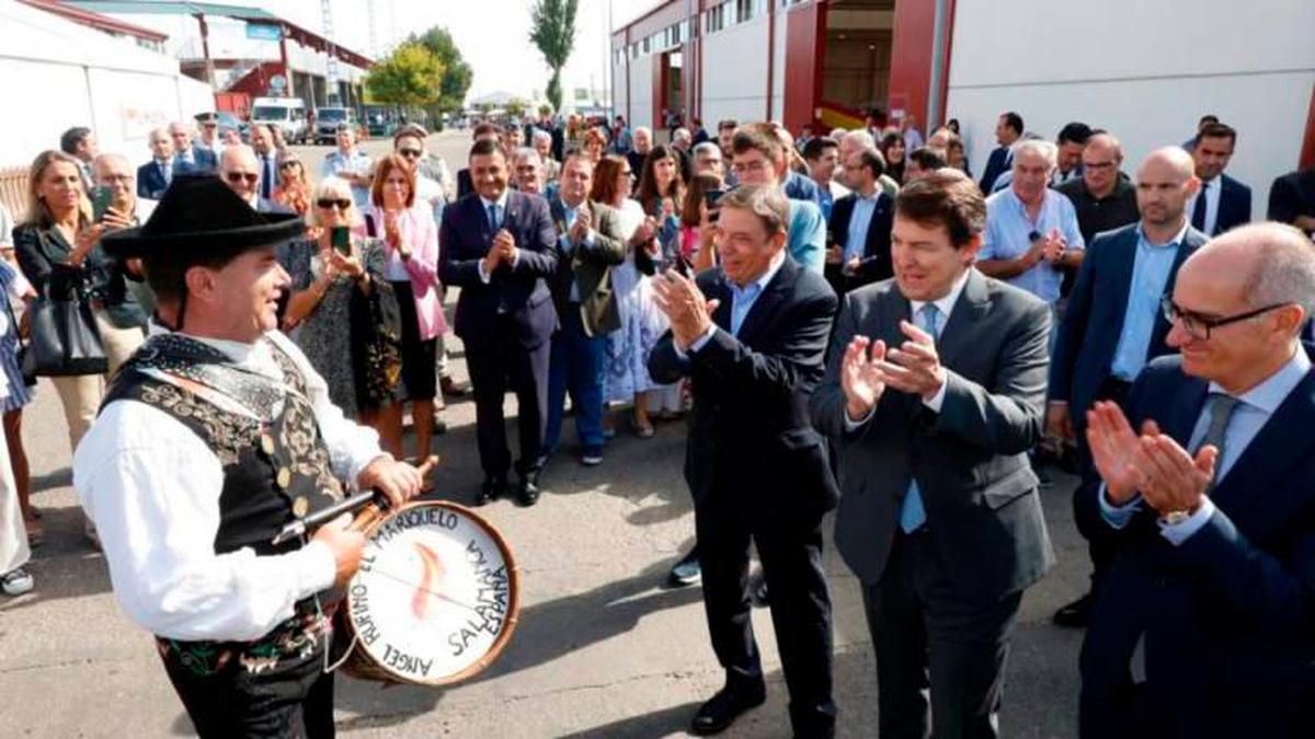 ‘El Mariquelo’ divierte con su música a Planas, Mañueco y Javier Iglesias