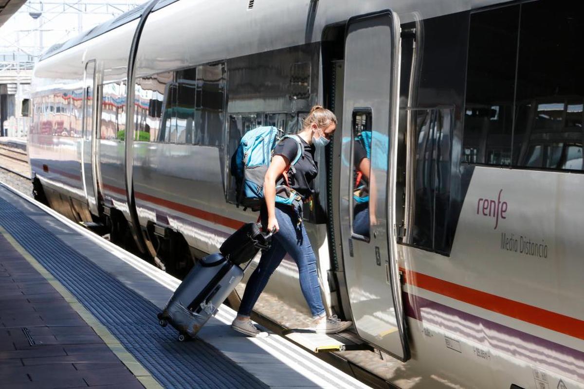 Una viajera se dispone a subir a un tren de Media Distancia.