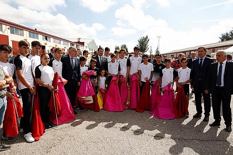 Foto con los alumnos de la Escuela de Tauromaquia