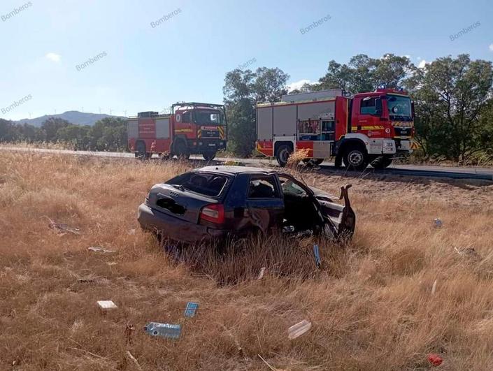 Coche accidentado fuera de la vía.