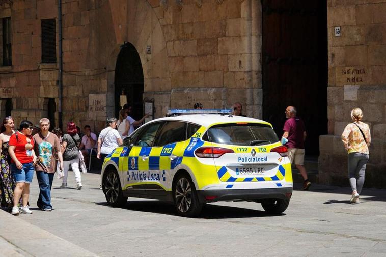 Una patrulla de la Policía Local vigilando el centro de la ciudad.