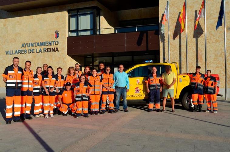 Integrantes de Protección Civil de Villares y miembros del equipo de Gobierno con el nuevo vehículo.