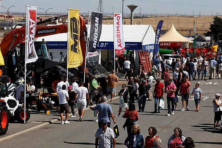 Exposición de tractores en el recinto.
