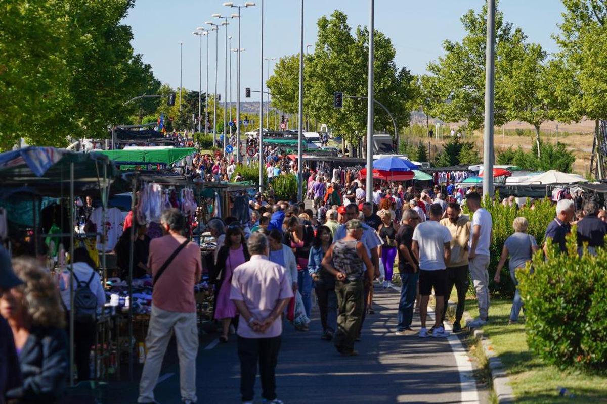 Ambiente del primer día del rastro en su nueva ubicación, cerca del cementerio San Carlos Borromeo