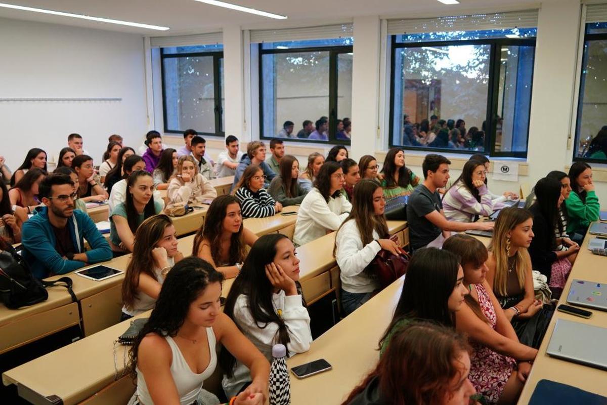 Los estudiantes llenaron ayer las aulas de la Facultad de Enfermería y Fisioterapia.