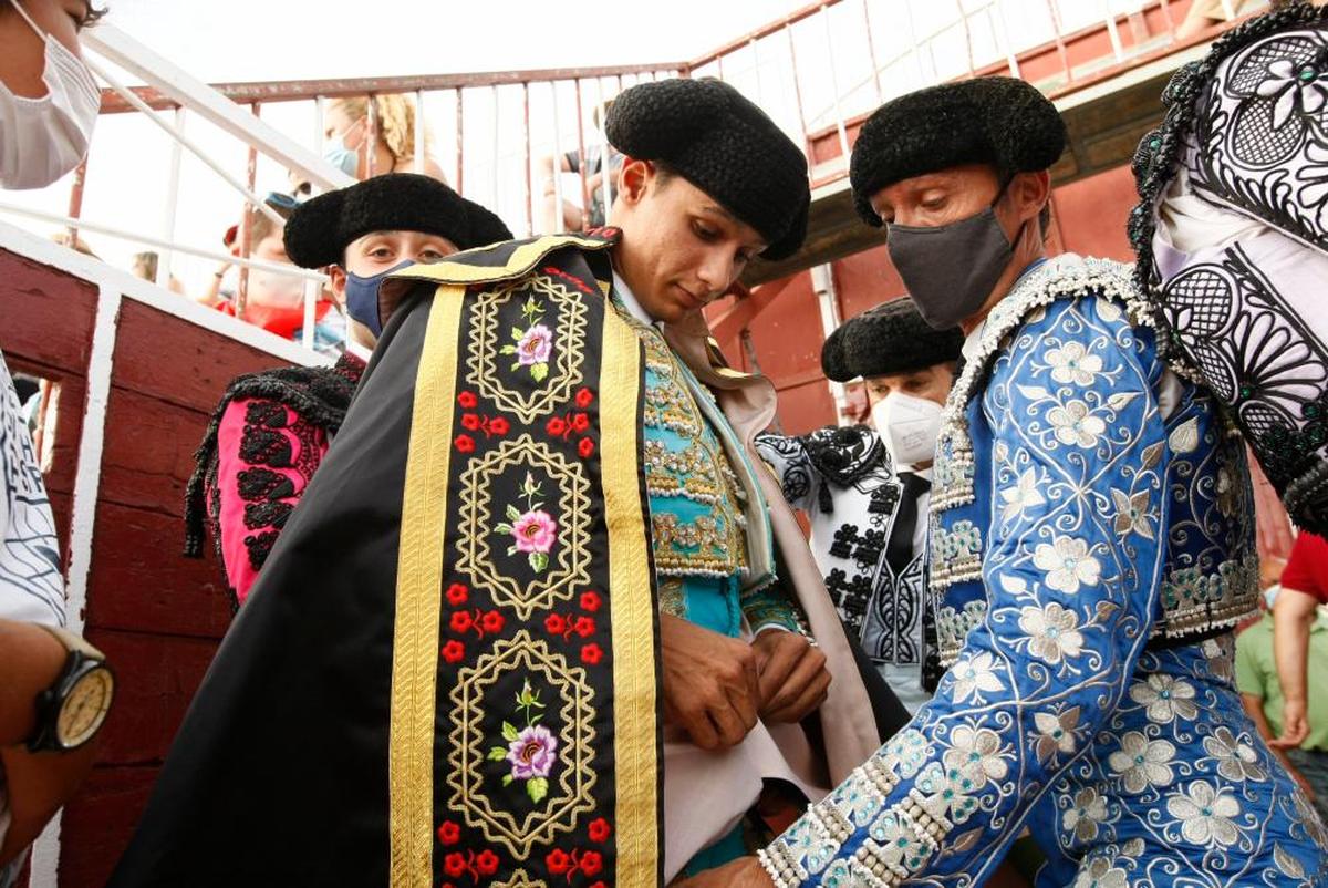 Manuel Diosleguarde, liándose el capote de paseo en una imagen de archivo.