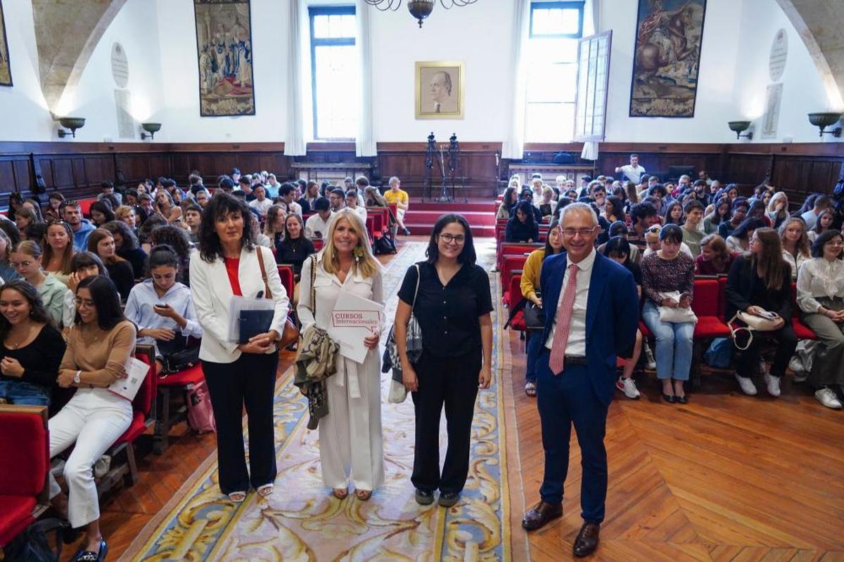 Maite Hernández, Mª del Rosario Llorente, Lucía López y Ricardo Rivero en el Paraninfo lleno de estudiantes extranjeros.