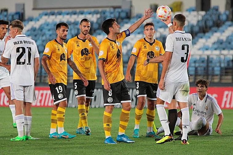 Héctor Nespral reclama el balón a Marín.